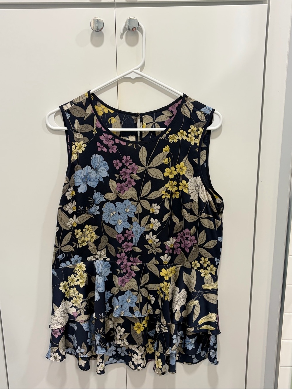 Vince Camuto Black Floral Sleeveless Ruffle Hem Blouse